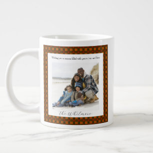 Rotes Karo-gemütliches Weihnachts-Retro-Monogramm Jumbo-Tasse
