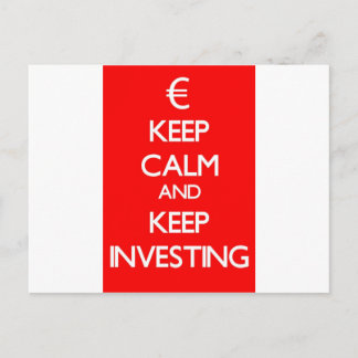 Rotes Keep Calm und Weiter Investieren Postkarte