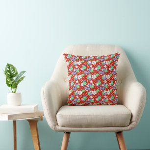 Rotes Kissen mit weißen und blauen Blumen