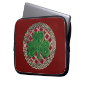 Rotes Kleeblatt auf keltischen Knochen - Laptop-Si Laptopschutzhülle (Vorderseite Links)