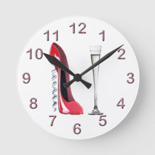 Rotes Korkenzieher-Stilett und Sektkelch-Uhr Runde Wanduhr
