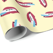 Rotes Lächeln mit blauem Zahnbürste auf Gelb Geschenkpapier (Rolleneckpunkt)