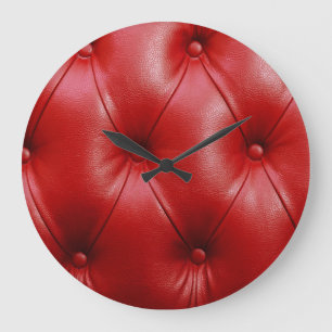 Rotes Leder: Eleganz des Polsterungsmusters. Große Wanduhr