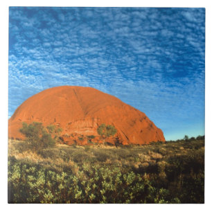 Rotes Leuchten des berühmten Ayers Rock im Outback Fliese