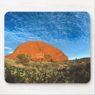 Rotes Leuchten des berühmten Ayers Rock im Outback Mousepad
