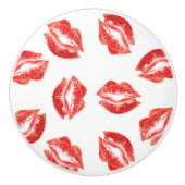 Rotes Lippenstiftlippenmustermake-up u. Keramikknauf (Vorderseite)