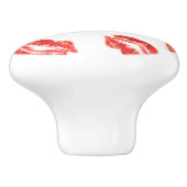 Rotes Lippenstiftlippenmustermake-up u. Keramikknauf (Seitenansicht)