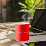 Rotes Logo Kaffeetasse<br><div class="desc">Rote Hintergrundfarbe Anpassen und Hinzufügen Ihres rechteckigen Firmenlogos, </div>