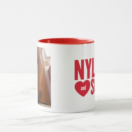 Rotes Logo mit Polkapunkt Heels Tasse (Zentrum)