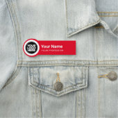 Rotes Logodesign für Mitarbeiter-Button Namensschild (Beispiel)