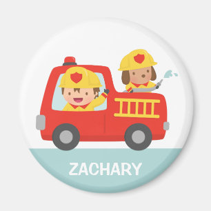 Rotes Löschfahrzeug mit Feuerwehrmann-Jungen und Magnet