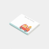 Rotes Löschfahrzeug mit Feuerwehrmann-Jungen und Post-it Klebezettel (angewinkelt)