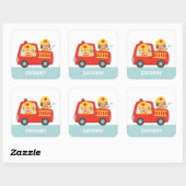 Rotes Löschfahrzeug mit Feuerwehrmann-Jungen und Quadratischer Aufkleber (Blatt)