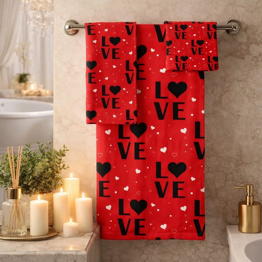 Rotes LOVE-Muster mit Herz-Emblemen Badhandtuch Set