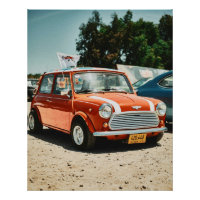 Rotes Mini-Cooper-Auto mit Union Jack-Dach-Autoauf