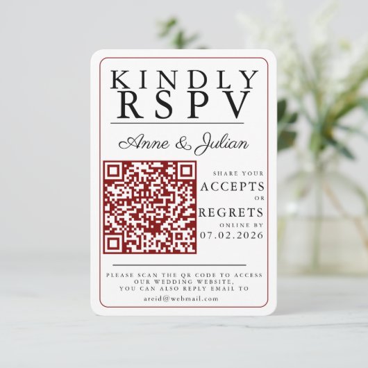 Rotes modernes Foto RSVP Einleger QR-Code Karte (Stehend Vorderseite)