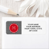 Rotes Monogramm aus schwarzem Hahnentrittmuster (Insitu)