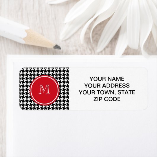 Rotes Monogramm aus schwarzem Hahnentrittmuster (Insitu)