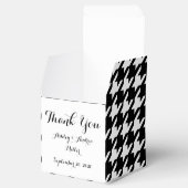 Rotes Monogramm aus schwarzem Hahnentrittmuster Geschenkschachtel (Geöffnet)