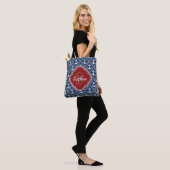 Rotes Monogramm für das blaue Anchor-Muster Tasche (Am Model)