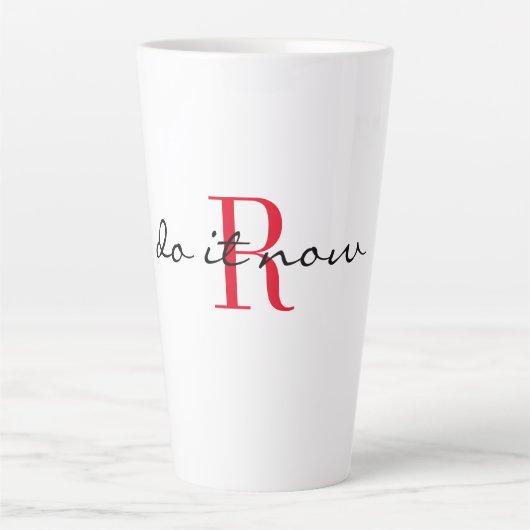 Rotes Monogramm-Initial Stylisches 'Mach es jetzt' Milchtasse (Vorderseite)