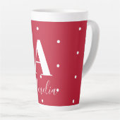Rotes Monogramm Name Polka Dots Muster Milchtasse (Rechte Ecke)