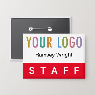 Rotes Namensschild mit Anstecknadel und Logo Knopf