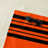 Rotes Orange mit schwarzen Streifen Bars und Monog Strandtuch (Beispiel)
