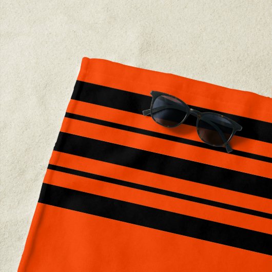 Rotes Orange mit schwarzen Streifen Bars und Monog Strandtuch (Beispiel)