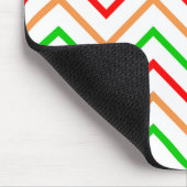 Rotes, oranges und grünes Chevron-Muster Mousepad (Ecke)