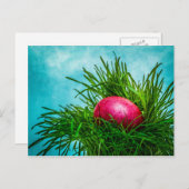 Rotes Osterei im Gras Feiertagspostkarte (Vorne/Hinten)