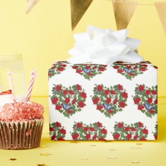 Rotes Petunia Herz mit blauem Schmetterling Geschenkpapier (Geburtstagsparty)