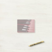 Rotes Piano Post-it Klebezettel (Auf Schreibtisch)
