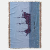 Rotes Piratenschiff auf dem Ozean Decke (Vorderseite Vertikal)