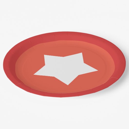 Rotes Plättchen mit roter Grenze und mittlerer wei Pappteller (Schrägansicht)