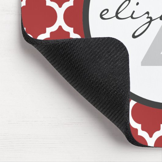 Rotes Quatrefoil Monogramm Mousepad (Ecke)