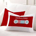 Rotes Retro-Kassettenband Lendenkissen<br><div class="desc">Dieses benutzerdefinierte Kissen verfügt über eine niedliche Vektorgrafik eines Kassettenbands. Sie können Ihren eigenen Text wie Ihren Namen,  Ihr Monogramm,  Ihre Initialen oder ein spezielles Datum hinzufügen,  indem Sie auf "IHN KENNEN!" klicken. Ideal,  um Ihren Fernseher oder Medienraum,  ein Kinderzimmer usw. zu dekorieren oder als Hochzeitsgeschenk oder zu Gunsten.</div>