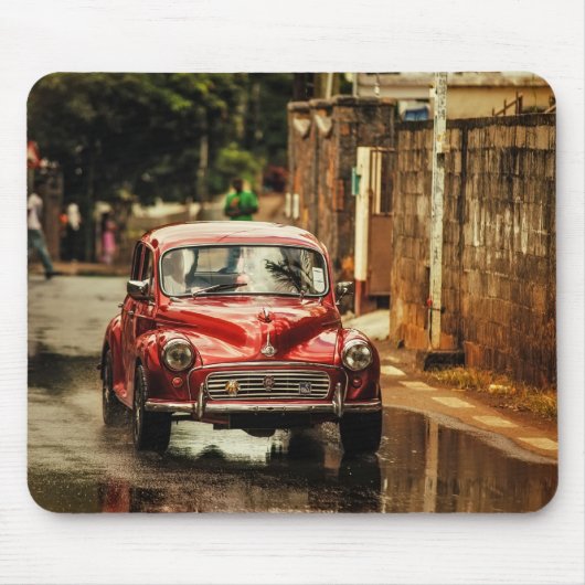 Rotes RetroMobile. Morris-Minderjähriger Mousepad (Vorne)