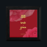 Rotes rosa Blumen-doppeltes Glück-chinesische Erinnerungskiste<br><div class="desc">Ein eleganter und traditioneller Entwurf,  der das doppelte Glückmotiv mit festlicher roter und rosa Rose und Kamelie in einem dunkelroten Hintergrund auf diesem dekorativen Kasten enthält,  der für Gebrauch während der Hochzeitstezeremonie als Süßigkeitskasten oder Andenkenkasten nach der Hochzeit groß ist.</div>