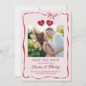 Rotes Rosa Herzförmiges Medaillon Monogramm Foto Save The Date (Vorderseite)