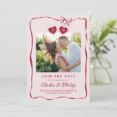 Rotes Rosa Herzförmiges Medaillon Monogramm Foto Save The Date (Stehend Vorderseite)