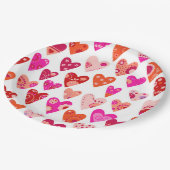 Rotes Rosa Herzmuster Pappteller (Schrägansicht)