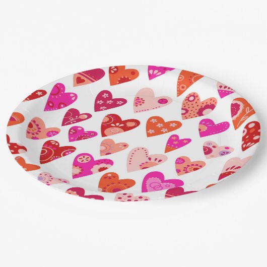 Rotes Rosa Herzmuster Pappteller (Schrägansicht)