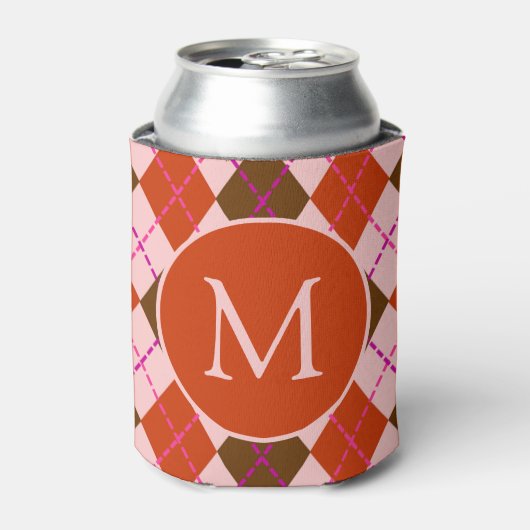 Rotes Rosa und Braunes Argyle-Muster-Monogramm Dosenkühler (Kanne Vorderseite)