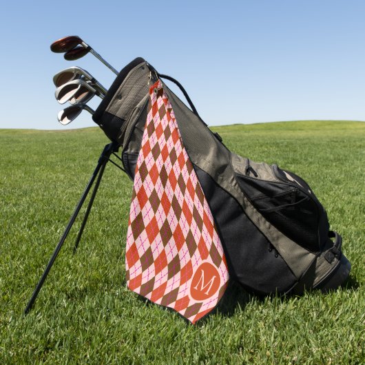 Rotes Rosa und Braunes Argyle-Muster-Monogramm Golfhandtuch (Gras)