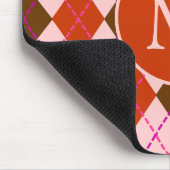 Rotes Rosa und Braunes Argyle-Muster Monogramm Mousepad (Ecke)