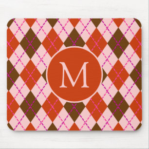 Rotes Rosa und Braunes Argyle-Muster Monogramm Mousepad