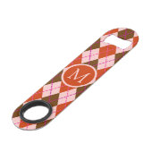 Rotes Rosa und Braunes Argyle-Muster-Monogramm Speed Flaschenöffner (Vorderseite Schrägansicht)