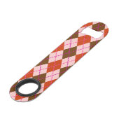 Rotes Rosa und Braunes Argyle-Muster-Monogramm Speed Flaschenöffner (Rückseite Schrägansicht)