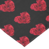 Rotes Rosenherz auf Schwarz Tischdecke (Schrägansicht)